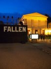 Dočasná scéna pro inscenaci Fallen před Maxim Gorki Theater, Berlín